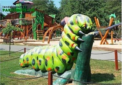 Didelė vabzdžių skulptūra su judesiais